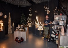 Robin Punt van Sompex poseert bij een deel van de kerstcollectie.
